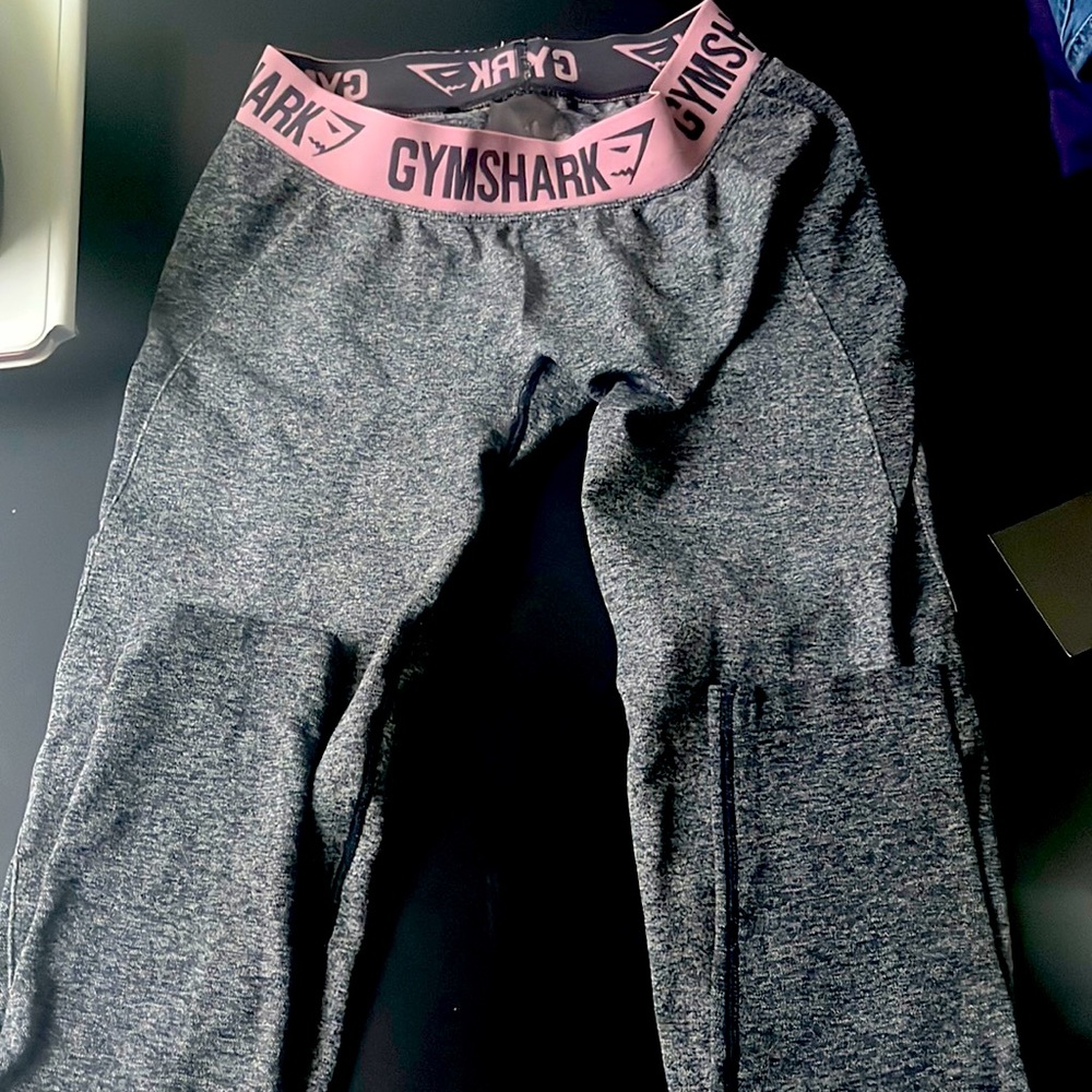 Gym shark leggings